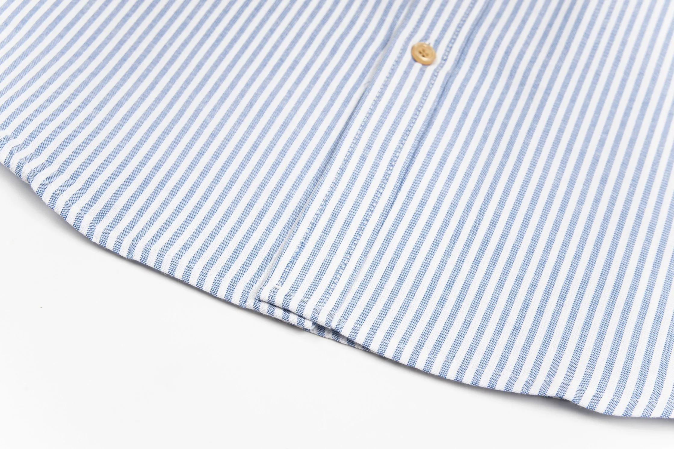 🅿️230 New: Style number: B114 Ralph Lauren/Ralph Lauren classic colorful small label striped casual shirt 1️⃣ Made of high-quality classic striped fabric, the upper body is soft and comfortable, extremely delicate, has a solid, smooth and soft feel. The fabric does not wrinkle, and the feel is invincible. The details are handled perfectly! 2️⃣Adopting the washing process, the workmanship details are perfectly controlled. They are all hemmed with vest technology, and the inside of the sleeves are also different. Different from the four-needle and five-thread workmanship, the collar is also designed with interlining, which shows high-end fashion and individuality. The style is fashionable, simple and elegant! 3️⃣It is very youthful and energetic, and can be easily worn by both men and women. It is very in line with the fashion aesthetic concepts of today's young people! Color: Striped Blue Sizes: S, M, L, XL